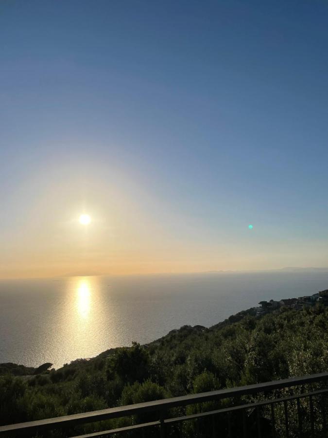 Loren House, Relaxing Location With Seaview ماسّا لوبْرينسِ المظهر الخارجي الصورة
